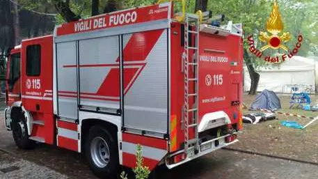 I Vigili del fuoco nel campeggio in cui è avvenuta la tragedia - Foto Ansa © www.giornaledibrescia.it