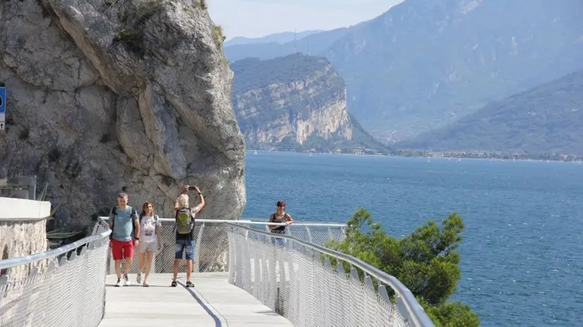 La pista ciclopedonale di Limone sul Garda - Foto © www.giornaledibrescia.it