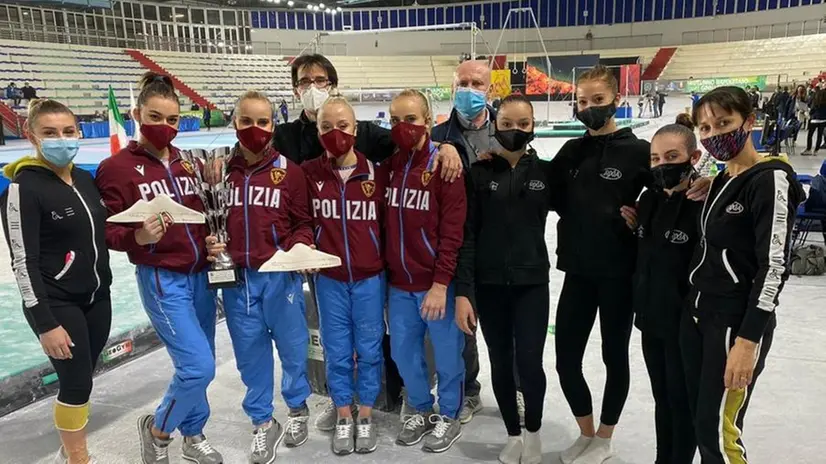 Le ragazze della Brixia, nella foto con i tecnici, hanno dominato la due giorni a Napoli - © www.giornaledibrescia.it