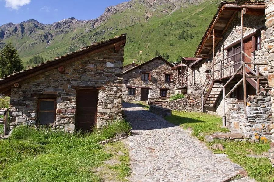 Il borgo di Case di Viso e l'escursione al rifugio Bozzi