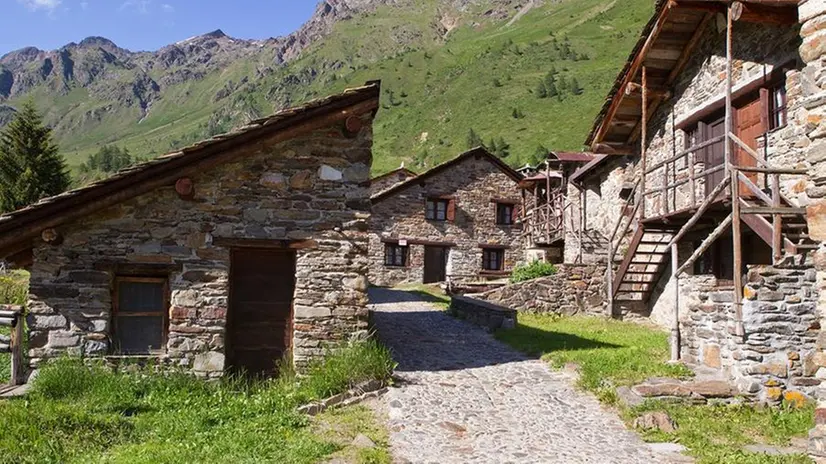 Il borgo di Case di Viso e l'escursione al rifugio Bozzi