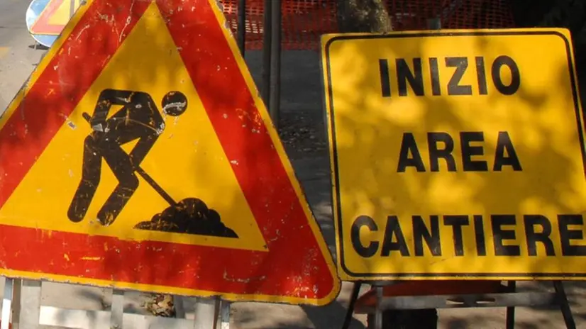 I cartelli segnaletici di un cantiere - Foto © www.giornaledibrescia.it