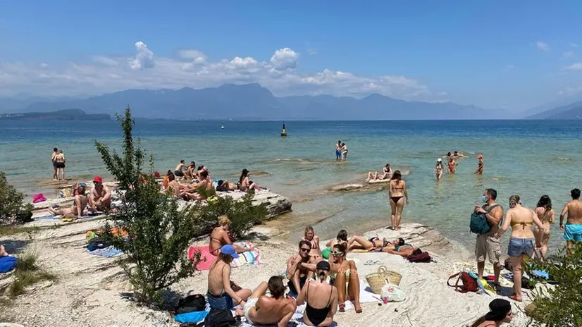 La celebre spiaggia di Sirmione come si presentava ieri pomeriggio - © www.giornaledibrescia.it