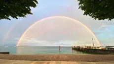 L'arcobaleno immortalato venerdì sera al porto di Moniga del Garda - © www.giornaledibrescia.it