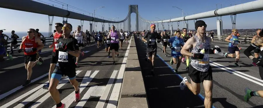 Runner alla maratona di New York del 2019 sul ponte di Verrazzano - Foto Epa © www.giornaledibrescia.it