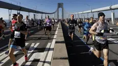 Runner alla maratona di New York del 2019 sul ponte di Verrazzano - Foto Epa © www.giornaledibrescia.it