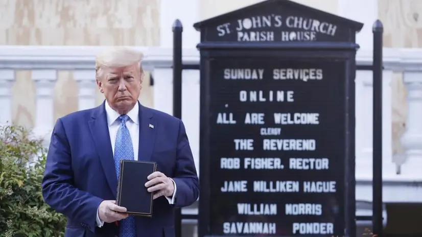 Donald Trump in posa davanti alla St. John Episcopal Church - Foto Ansa/Epa/Shawn Thew © www.giornaledibrescia.it