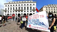 Manifestazione sotto la sede genovese dell'Inps di alcuni gruppi di estrema sinistra - Foto Ansa/Luca Zennaro