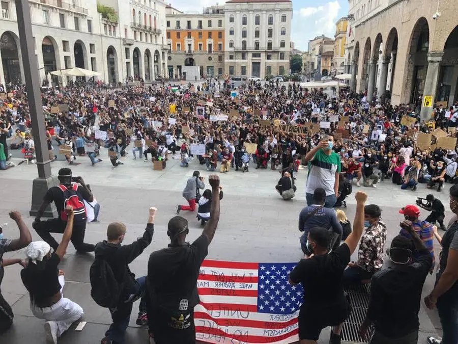 La manifestazione in piazza Vittoria