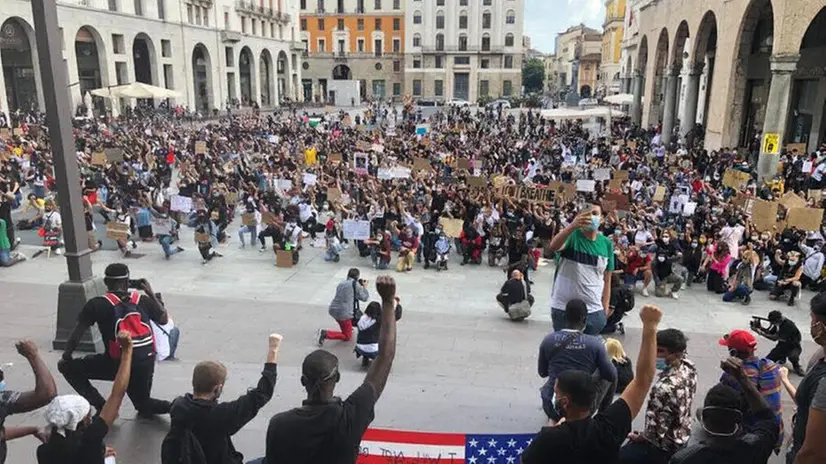 La manifestazione in piazza Vittoria