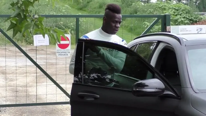 Balotelli sale in auto dopo l'allenamento del mattino - © www.giornaledibrescia.it