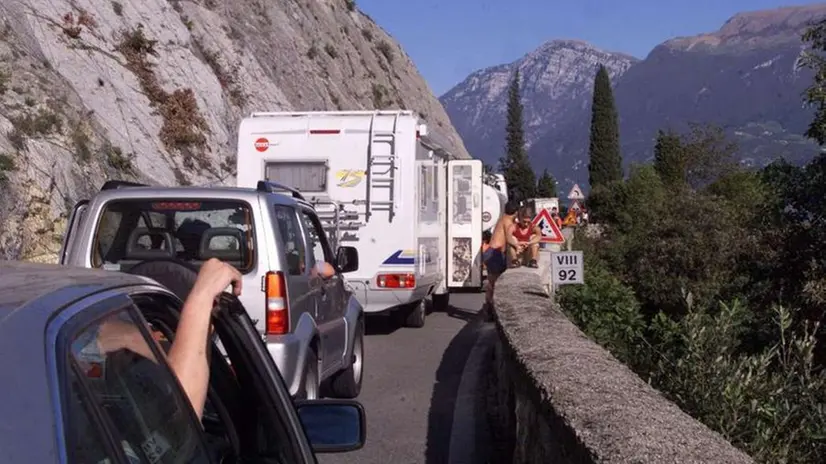 In un'immagine d'archivio, traffico in tilt sulla Gardesana - © www.giornaledibrescia.it