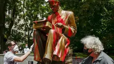 Imbrattata con vernice rossa la statua di Indro Montanelli
