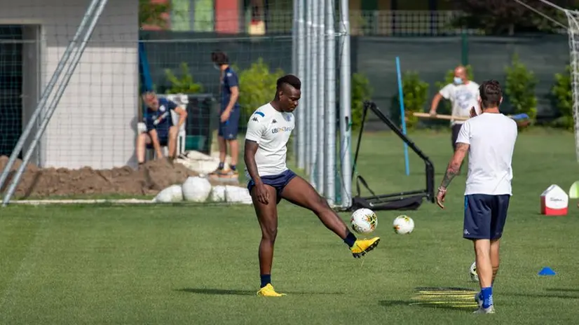 Balotelli durante un allenamento - Foto New Reporter Nicoli © www.giornaledibrescia.it