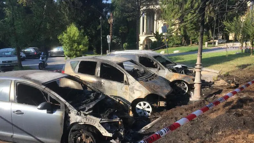 Gardone Riviera, fiamme e auto distrutte nella notte
