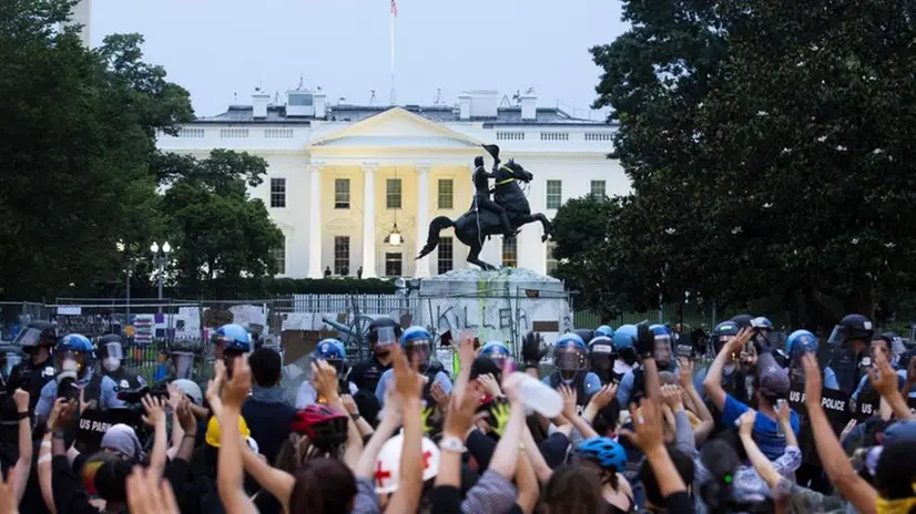 Tensione alla Casa Bianca, assalto alla statua di Andrew Jackson