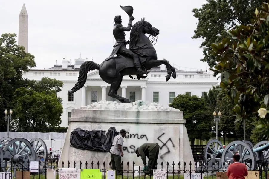Tensione alla Casa Bianca, assalto alla statua di Andrew Jackson