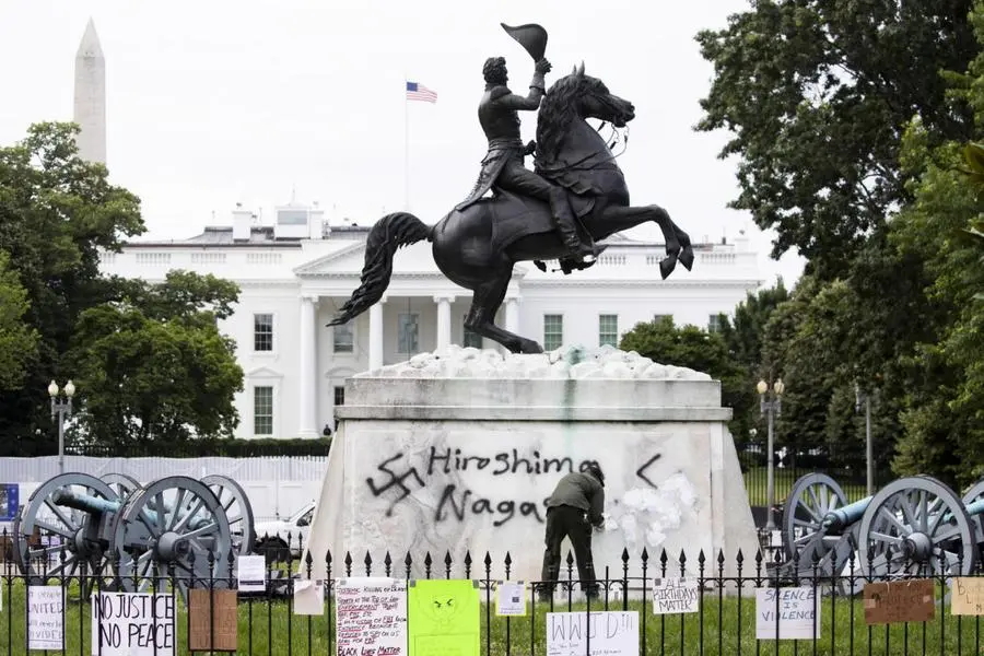Tensione alla Casa Bianca, assalto alla statua di Andrew Jackson