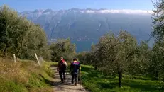Escursionisti su un sentiero dell'Alto Garda (archivio) - © www.giornaledibrescia.it