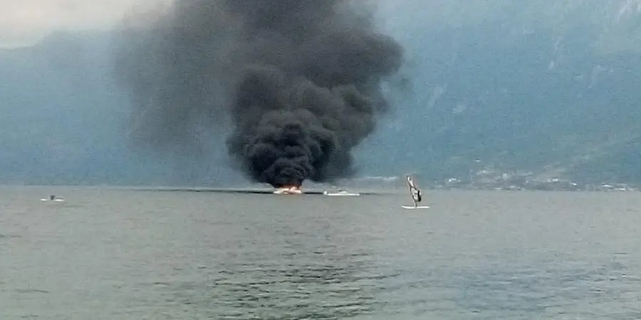 Gargnano, barca va a fuoco: salvati gli occupanti