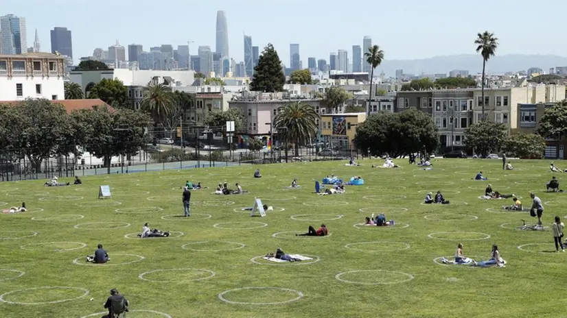 Distanziamento sociale in un parco di San Francisco - Foto Epa/John G. Mabanglo