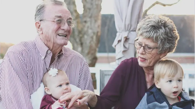 I nonni che tengono i nipoti possono essere pagati con il bonus