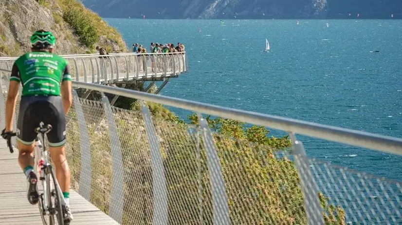 La ciclabile a sbalzo: pedalare nel cielo, sopra il lago di Garda - © www.giornaledibrescia.it