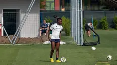 Mario Balotelli in uno degli ormai rari allenamenti al campo di Torbole - Foto New Reporter Nicoli  © www.giornaledibrescia.it