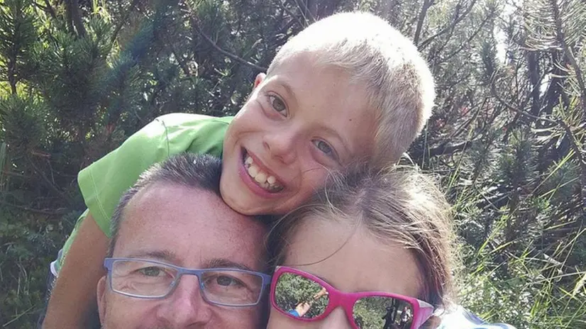 Uccide i figlioletti e si suicida: le ultime foto sui social