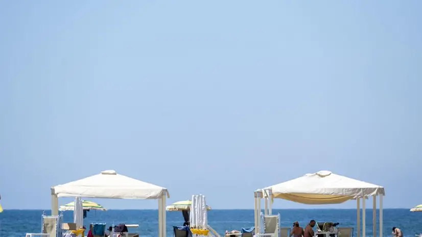 Una spiaggia allestita per il rispetto delle norme anti-Covid - Foto Ansa © www.giornaledibrescia.it