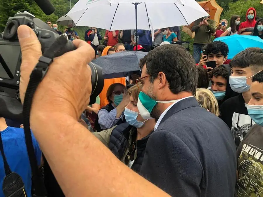 L'assembramento all'arrivo di Matteo Salvini a Gardone Val Trompia