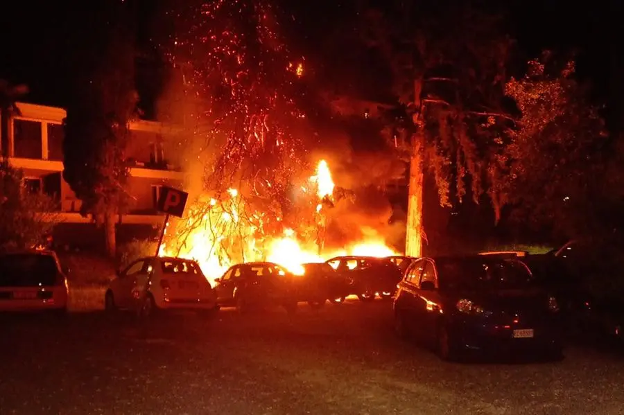 Gardone Riviera, albero e auto in fiamme vicino a Villa Alba