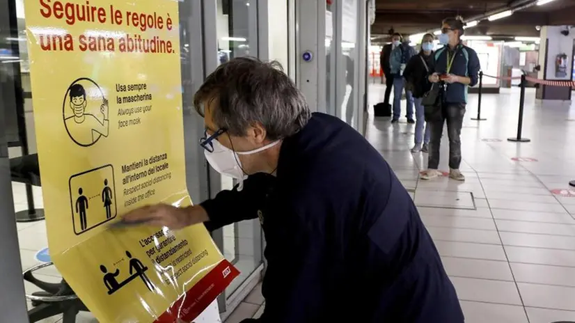 Nuova segnalatica anche in metropolitana a Milano - Foto Ansa/Mourad Balti Touati