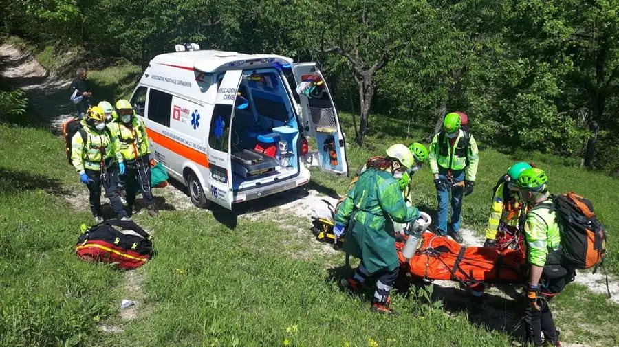 Salò, cade dalla moto e precipita nel canalone