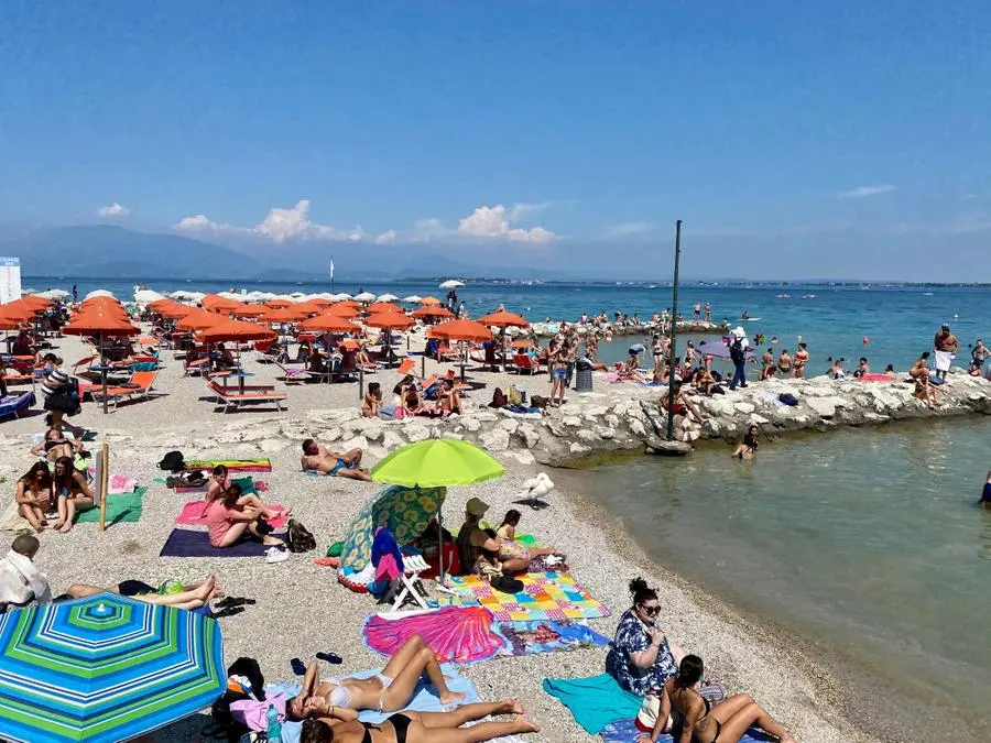 Spiagge affollate sul lago di Garda