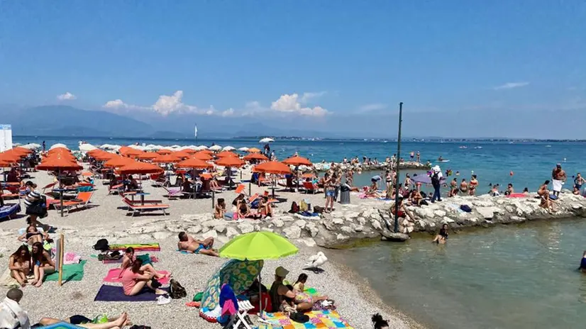Spiagge affollate sul lago di Garda