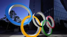 Il logo delle Olimpiadi davanti alla sede del Comitato olimpico a Tokyo - Foto Ansa/Epa © www.giornaledibrescia.it