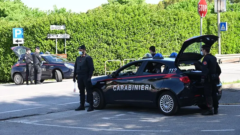 Carabinieri durante un controllo su strada Foto © www.giornaledibrescia.it