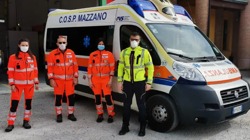 I volontari e l'infermiere del Cosp di Mazzano che hanno assistito la neomamma nel parto d'urgenza - © www.giornaledibrescia.it