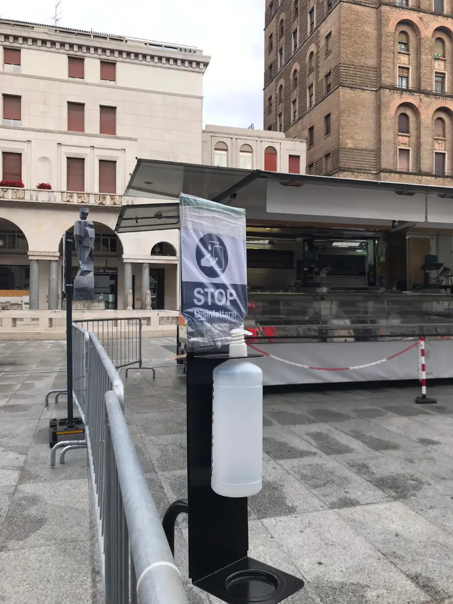 Il mercato in piazza Vittoria