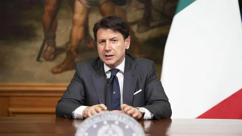 Il premier Giuseppe Conte durante la conferenza stampa di ieri sera - Foto Epa/Filippo Attili