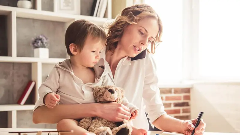 Impegnativo per le mamme conciliare lo smart working con la chiusura delle scuole