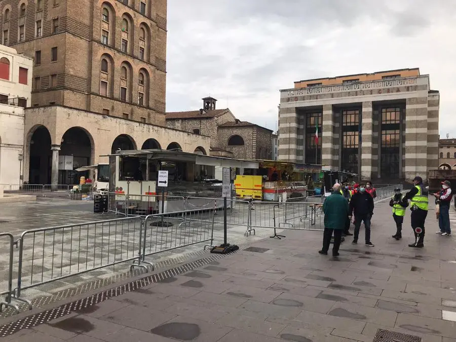 Il mercato in piazza Vittoria