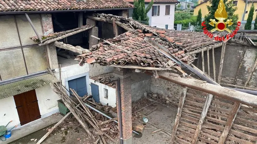 Crollo del tetto in cascina, intervengono i vigili del fuoco