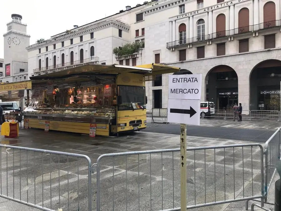 Il mercato in piazza Vittoria