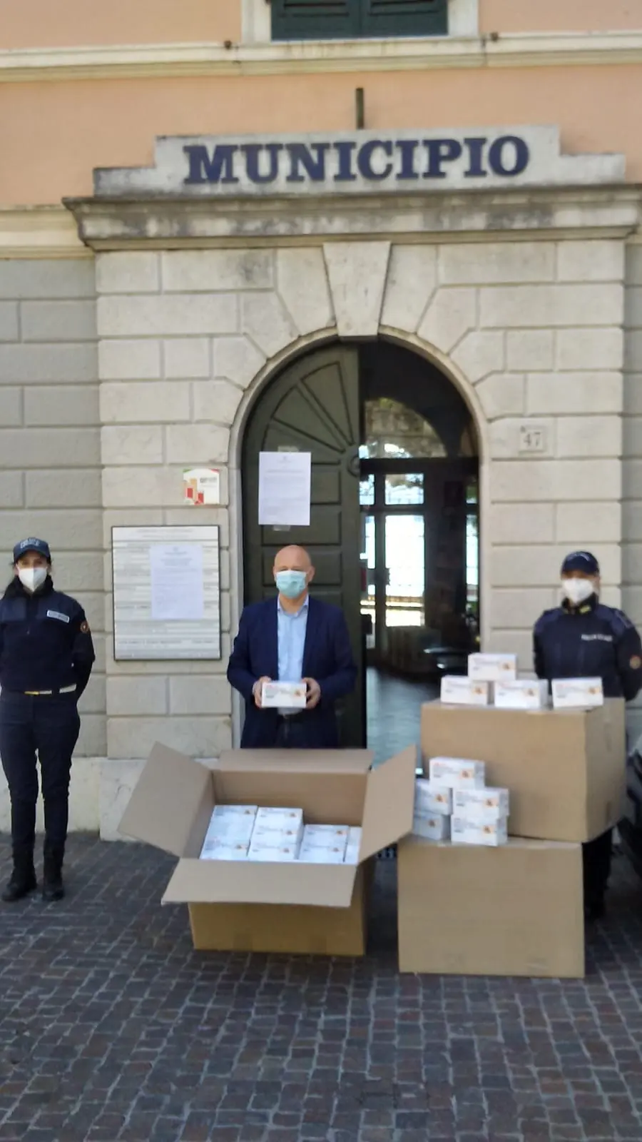 In municipio a Gargnano i pacchi di mascherine