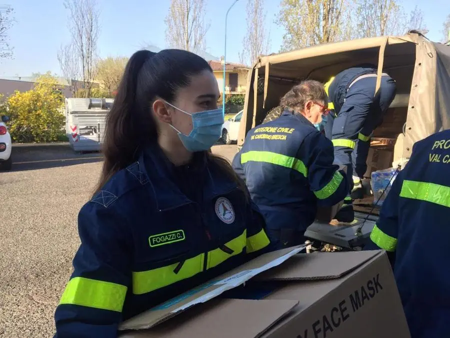 Volontari della Valcarobbio distribuiscono mascherine di AiutiAMObrescia ai comuni