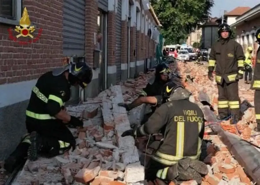 Crolla tetto di un edificio, morti madre e figlioletto nel Varesotto