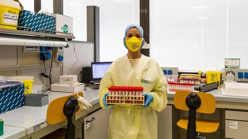 Un laboratorio di analisi di tamponi - Foto Ansa