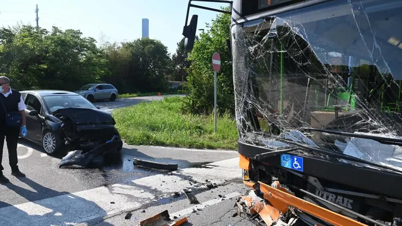 Incidente tra auto e bus